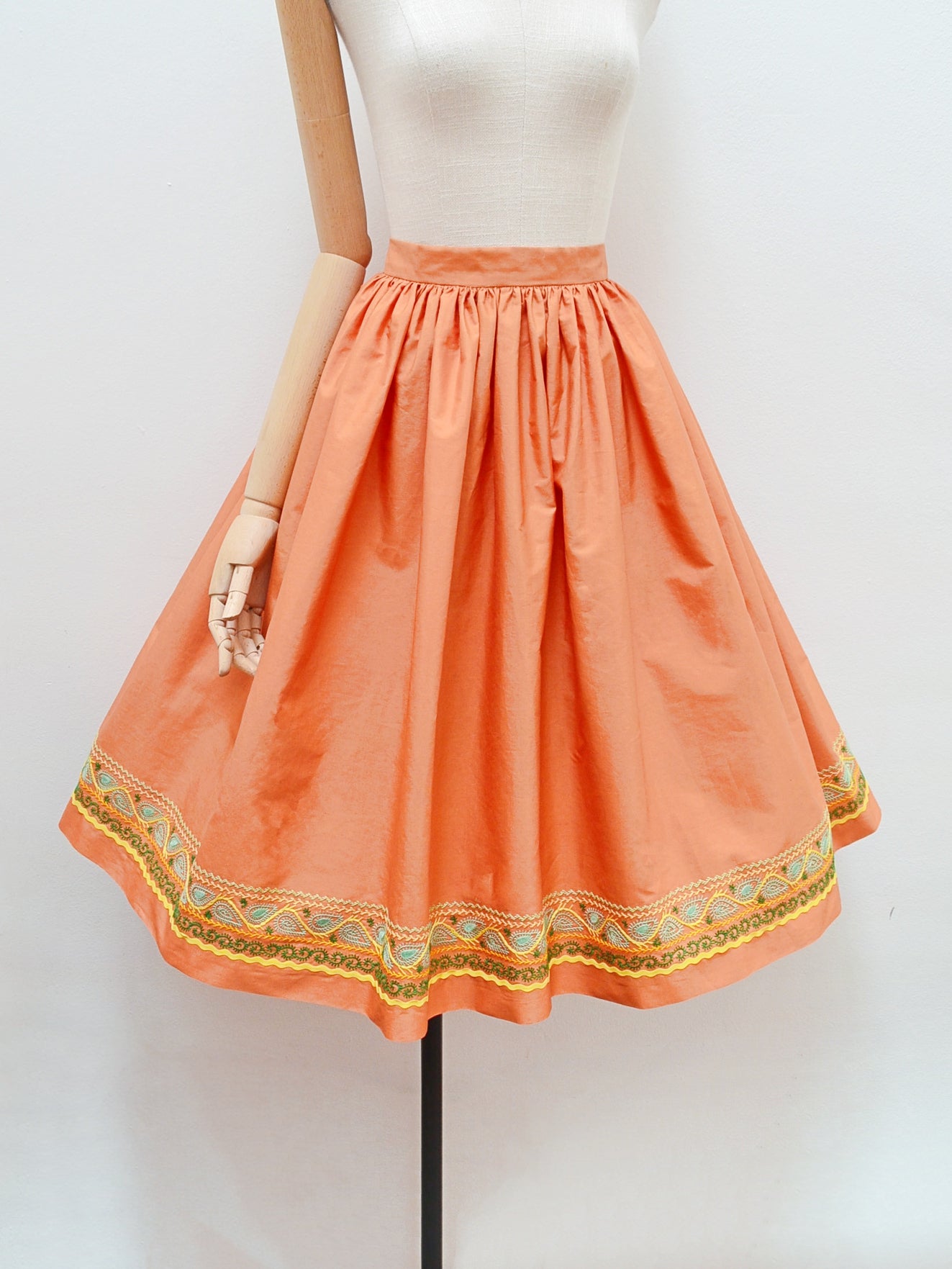 1950s Embroidered hem cotton full skirt - Extra small